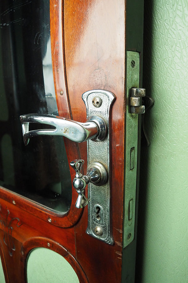 Train carriage door handle to sleeping compartment